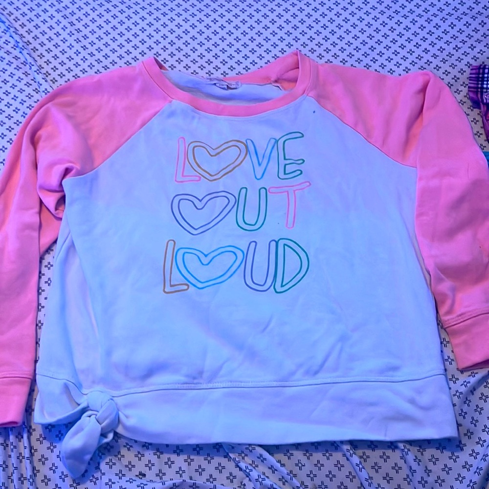 A pink shirt/ white with lout loud on it